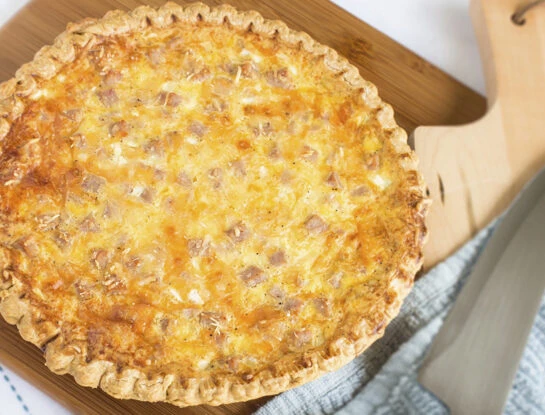 Tarta de cebollas caramelizadas y queso, la receta súper nutritiva de Osvaldo Gross que te resuelve una comida