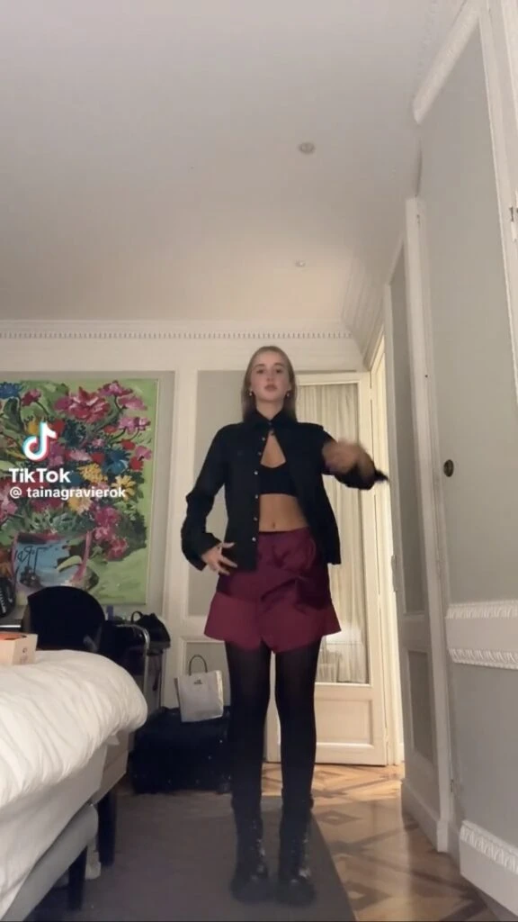 Taína Gravier apostó por un look preppy y marcó tendencia. Foto: TikTok. 