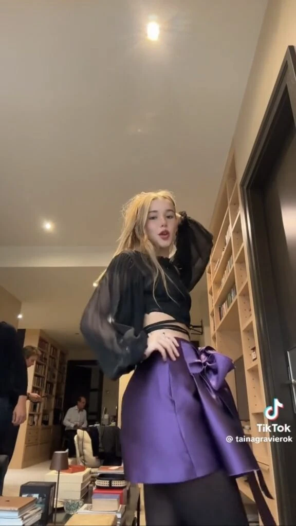 Taína Gravier dijo presente en el desfile de Alberta Ferretti y marcó tendencia con su look. Foto: TikTok.  