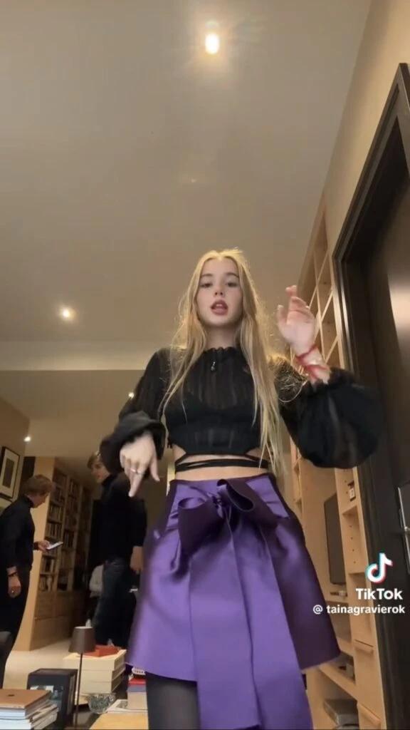 Taína Gravier dijo presente en el desfile de Alberta Ferretti y marcó tendencia con su look. Foto: TikTok.  