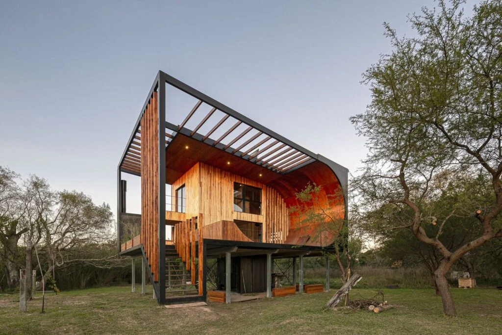 Una casa canchera y sustentable con un deck exterior que se convierte en pista de skate