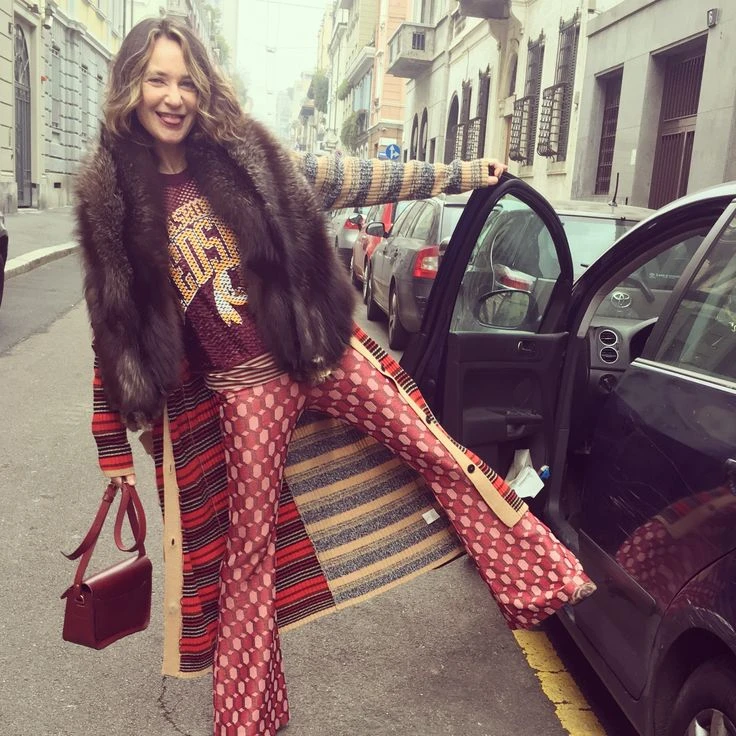 Guía de estilo: cómo se lleva el ‘indie sleeze’, la estética boho vintage que conquista el street style