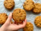 Receta fit: cómo preparar cookies veggies de pasta de maní y banana para una merienda proteíca