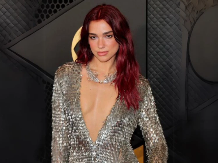 Grammys 2024: Dua Lipa y su increíble look personalizado en la red carpet de los premios de la música