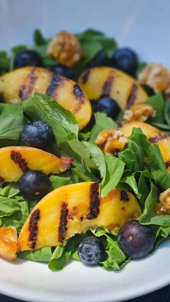 Ensalada de verano con duraznos grillados