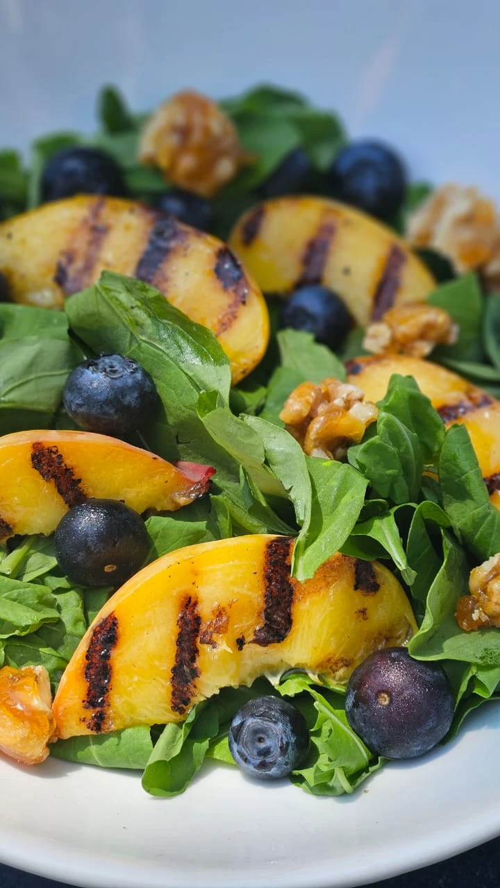 Ensalada de verano con duraznos grillados