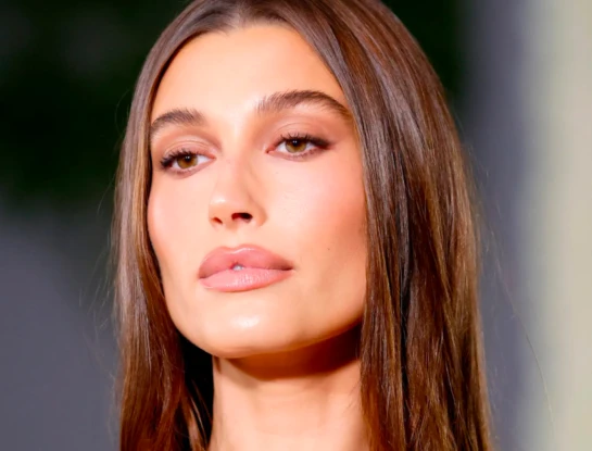 Hailey Bieber estrena el color de pelo más trendy del 2024