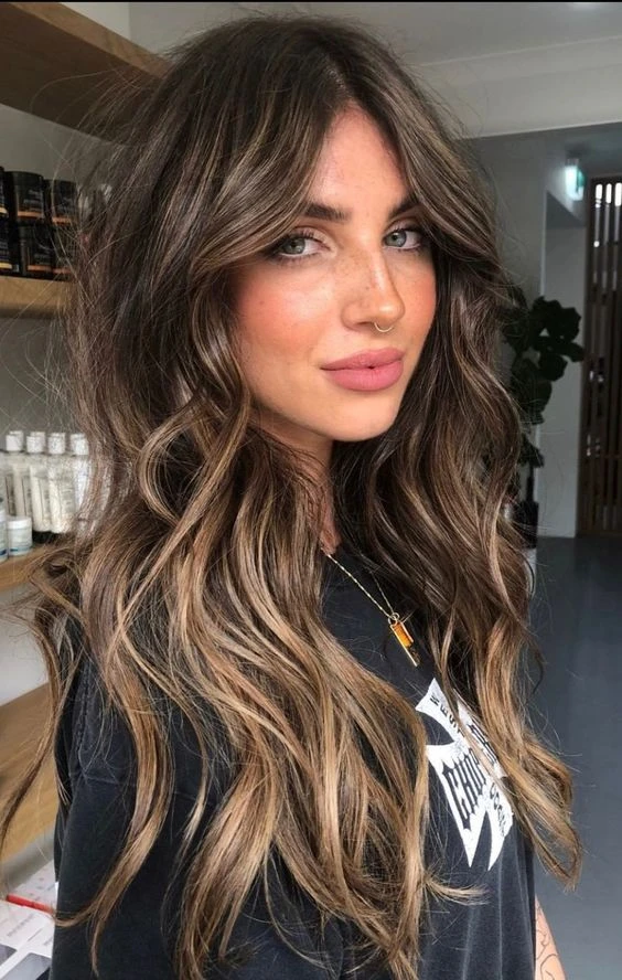 Cómo llevar las mechas bronde: el color en tendencia este 2024