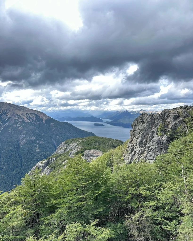 Las fotos de la nueva aventura de Juliana Awada en la Patagonia: la ex primera dama realizó un trekking de 5 horas