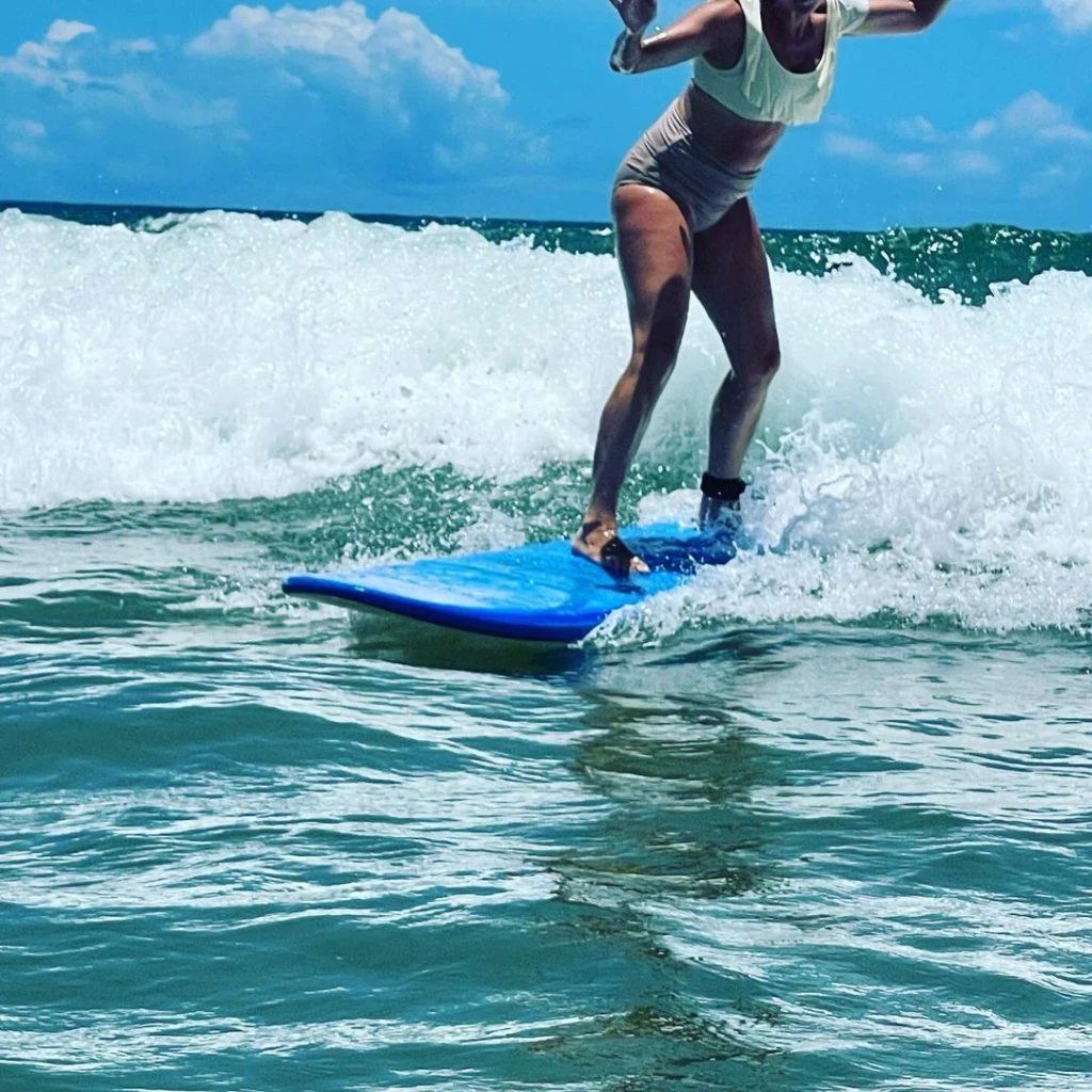Las fotos de las vacaciones de Carla Peterson: a puro surf y sol en Brasil