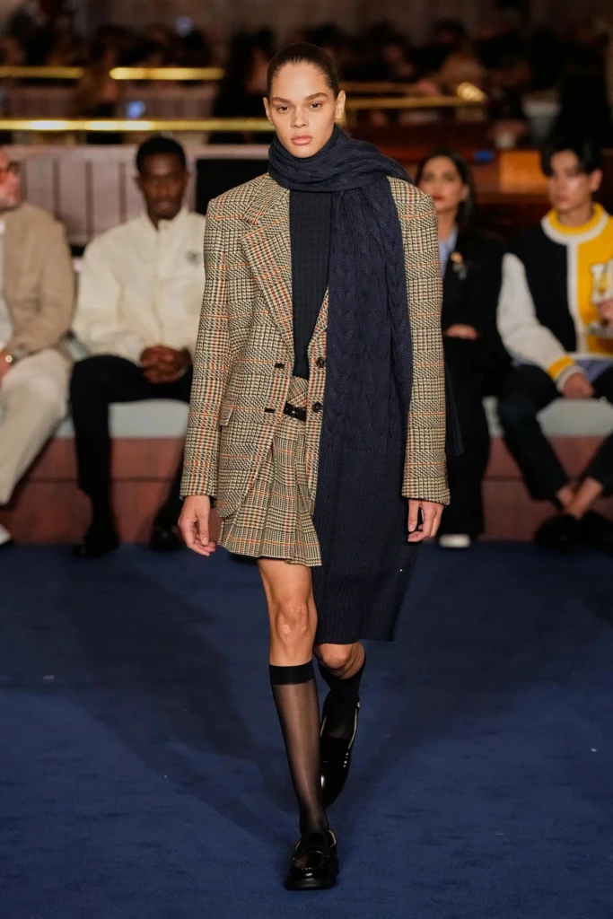 Tommy Hilfiger llevó su estilo "Gossip Girl" a la Semana de la Moda de NY con su colección otoño-invierno 2024