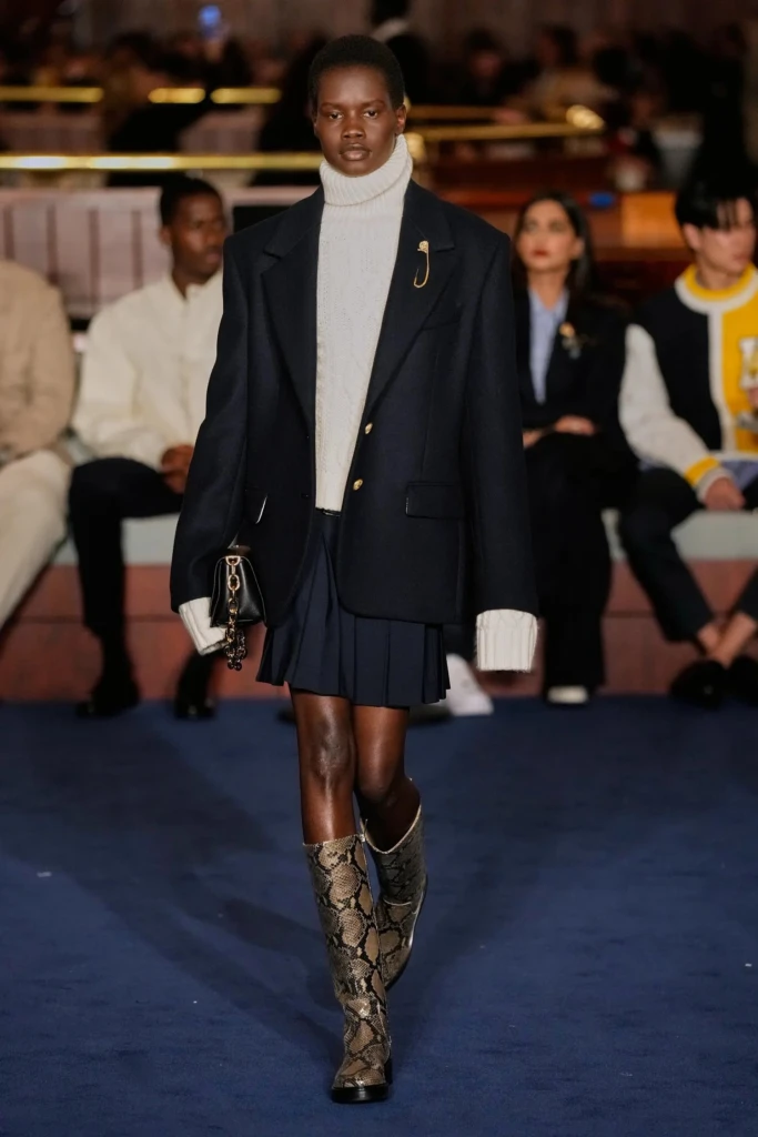 Tommy Hilfiger llevó su estilo "Gossip Girl" a la Semana de la Moda de NY con su colección otoño-invierno 2024