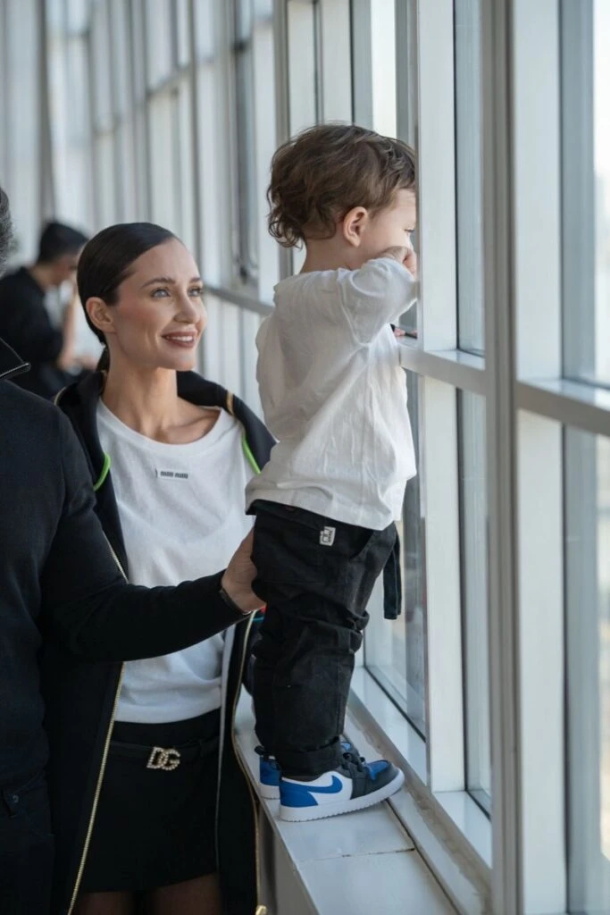 Carolina Haldemann en el backstarge del desfile con su familia. Foto Jorge Aragón.