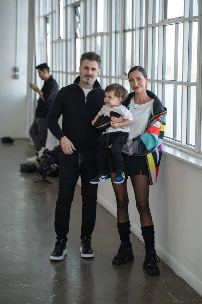 Carolina Haldemann en el backstarge del desfile con su familia. Foto Jorge Aragón.