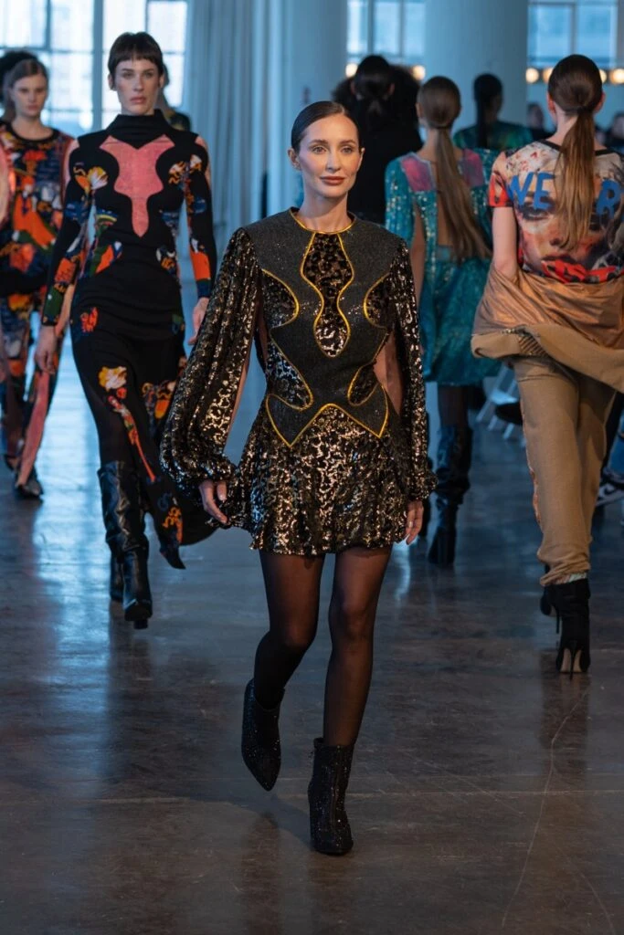 Carolina Haldemann desfilando para Custo Barcelona. Foto: Jorge Aragón.