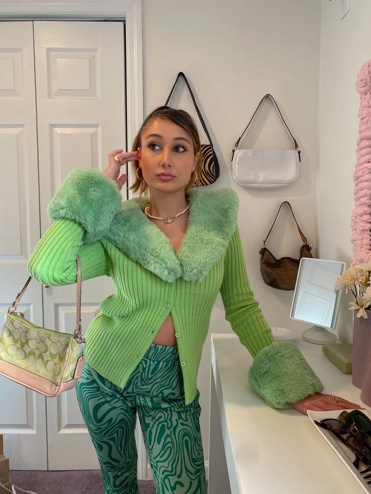 Guía de estilo: así se usan las prendas con peluche, que enamoran a la tendencia mob wife