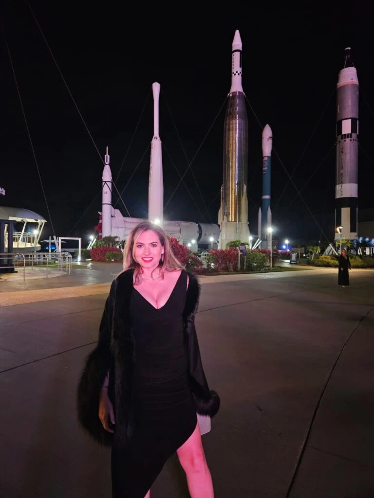 luli sulichin la artista argentina que expone su obra en la luna