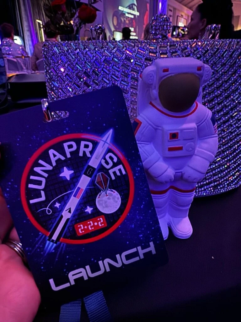 luli sulichin la artista argentina que expone su obra en la luna