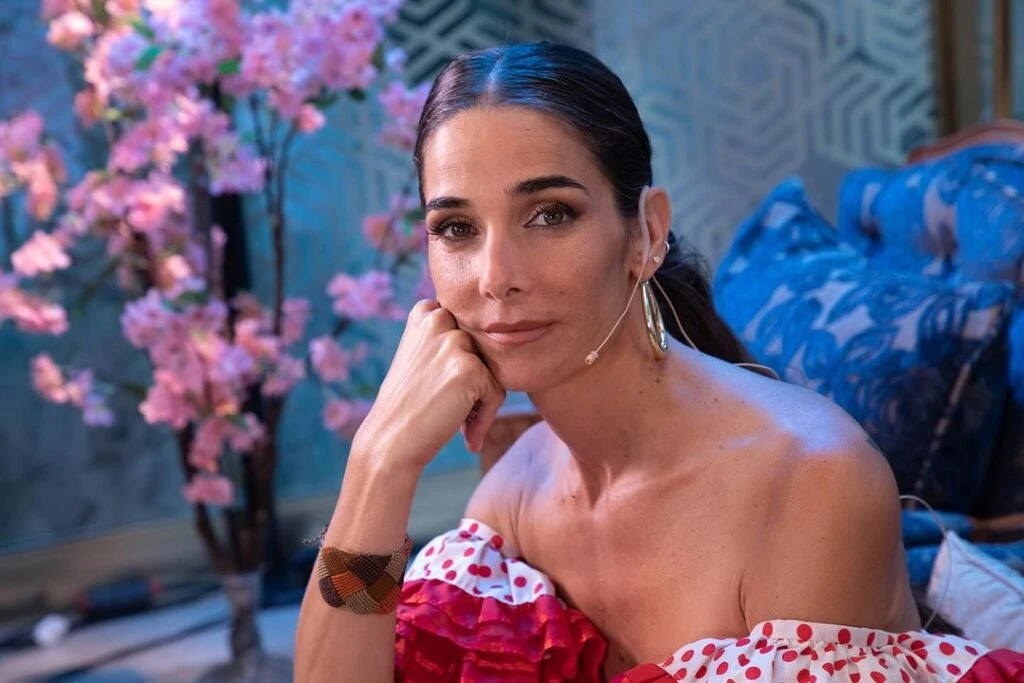 Juana Viale y un look de sevillana intervenido por Gino Bogani