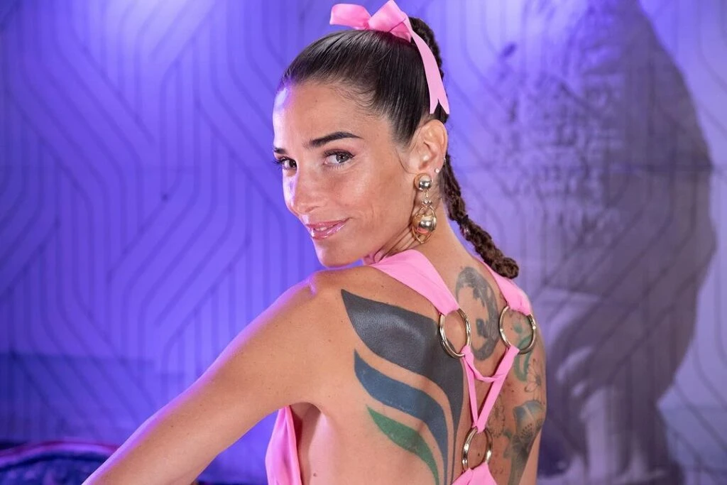 Juana Viale en su mesaza desde Mar del Plata