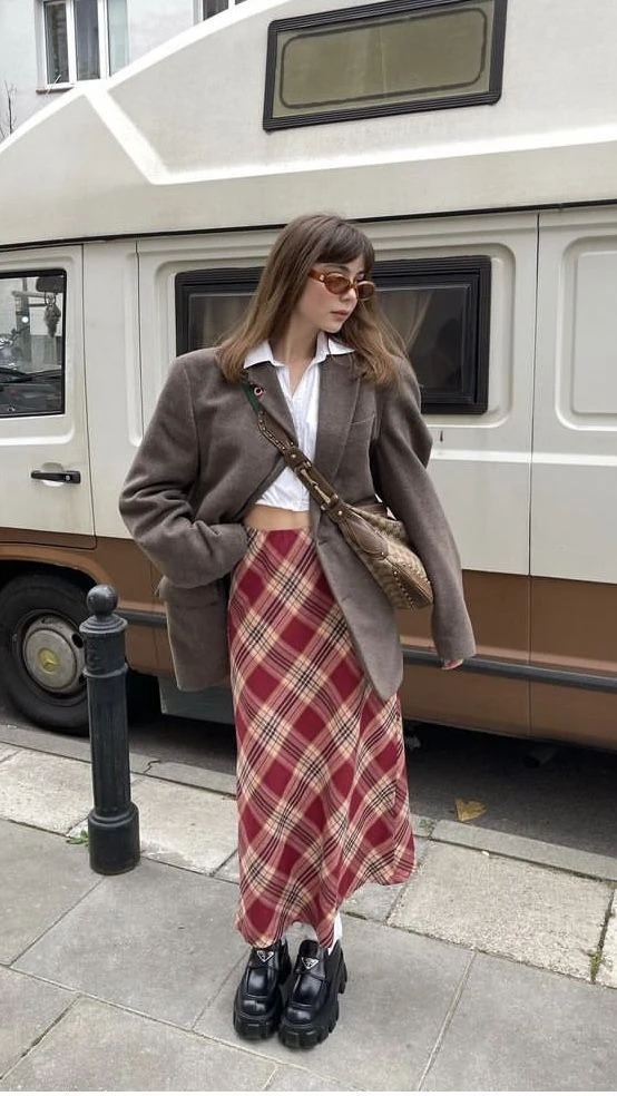 Guía de estilo: cómo usar el cuadrillé, el estampado que se impone este 2024