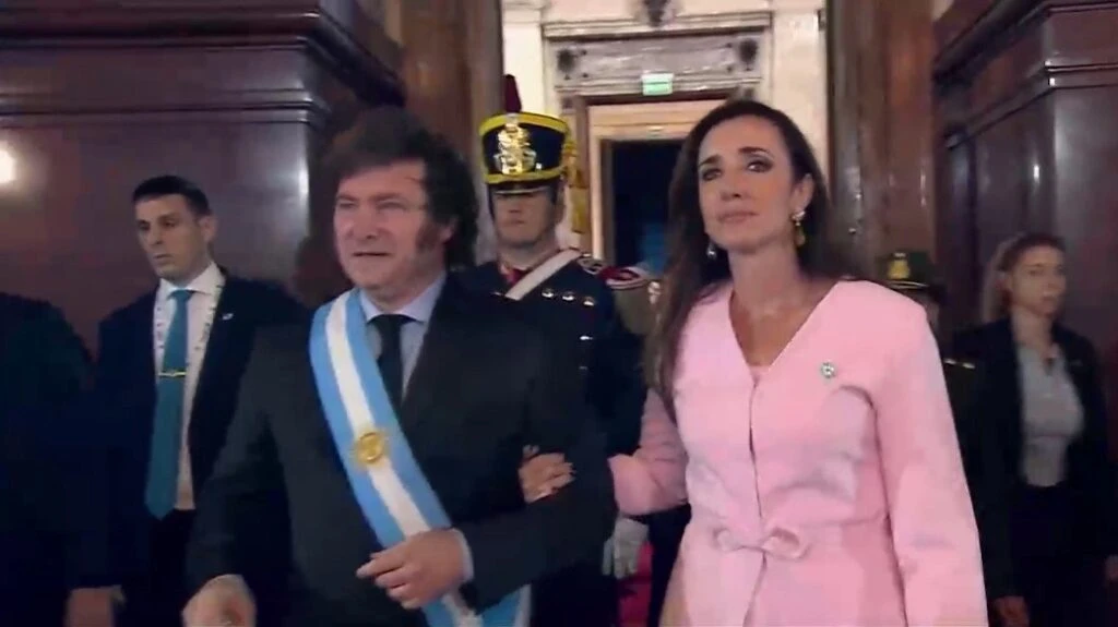 El look sastrero de Victoria Villarruel. Foto: redes sociales.