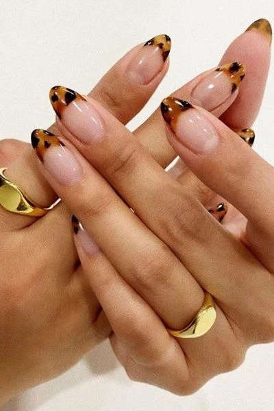 Cómo llevar el nail art animal print, que marca tendencia en el street style