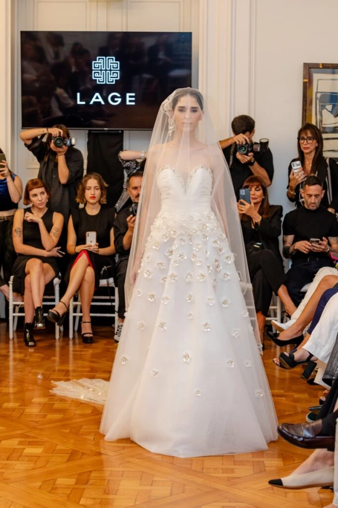 las fotos del desfile de Gabriel Lage en la Embajada de España