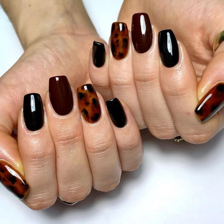 Cómo llevar el nail art animal print, que marca tendencia en el street style