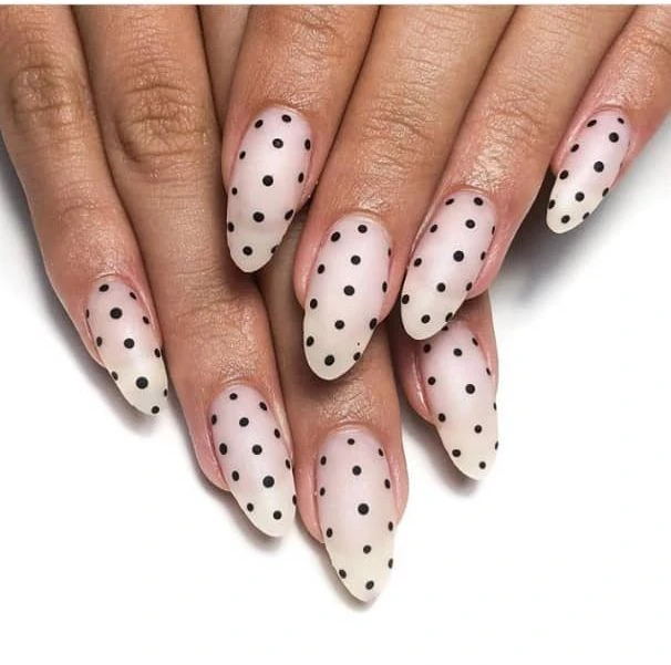 Cómo llevar las dots nails, la manicura que marca tendencia en la Gen-Z