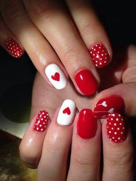 Cómo llevar las dots nails, la manicura que marca tendencia en la Gen-Z