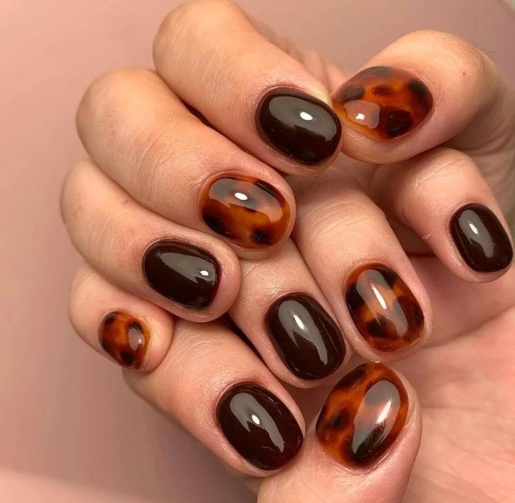 Cómo llevar el nail art animal print, que marca tendencia en el street style