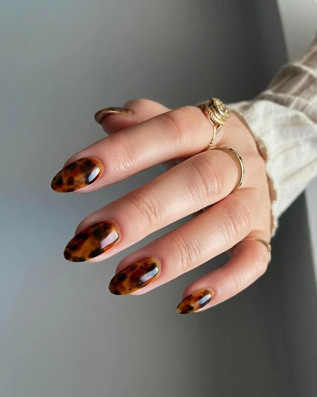 Cómo llevar el nail art animal print, que marca tendencia en el street style