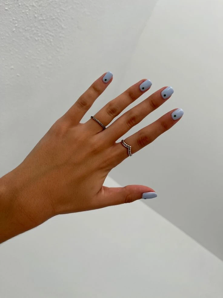 Cómo llevar las dots nails, la manicura que marca tendencia en la Gen-Z
