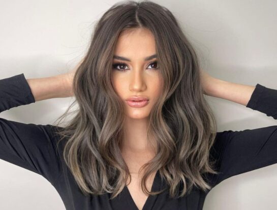 Así es el ‘taupe brunette’, el rubio ceniza de las castañas que será tendencia este 2024
