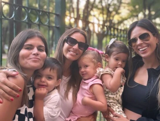 Así fue la divertida tarde en la plaza de Ana García Moritán, Sara Burlando y Cósimo, el hijo de Angie Balbiani