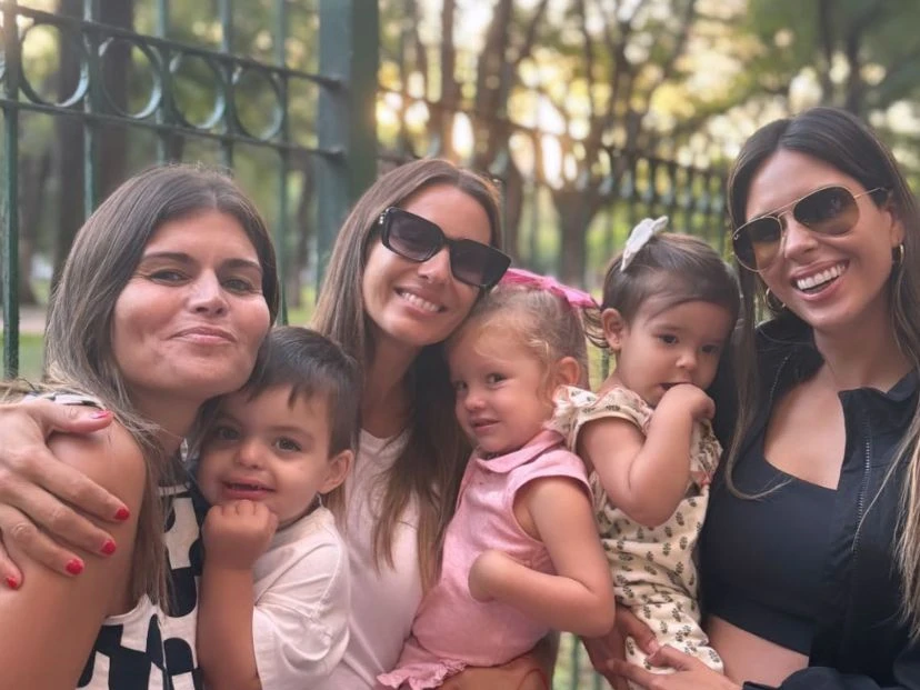 Así fue la divertida tarde en la plaza de Ana García Moritán, Sara Burlando y Cósimo, el hijo de Angie Balbiani