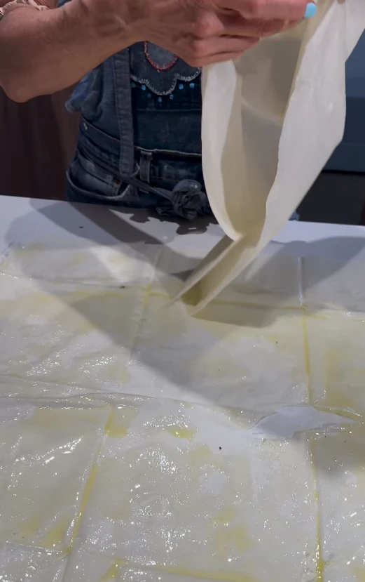 La receta de la tarta de Maru Botana de jamón crudo, burrata y portobello súper rica y fácil de hacer