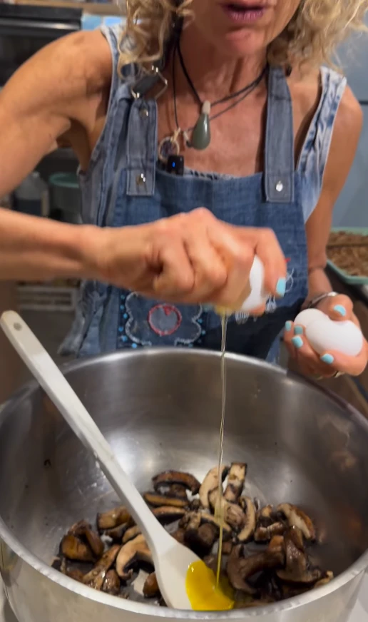 La receta de la tarta de Maru Botana de jamón crudo, burrata y portobello súper rica y fácil de hacer