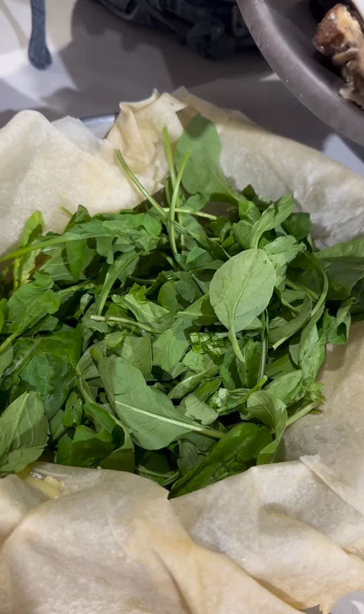 La receta de la tarta de Maru Botana de jamón crudo, burrata y portobello súper rica y fácil de hacer