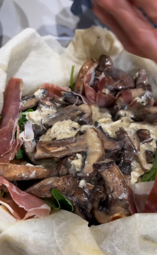 La receta de la tarta de Maru Botana de jamón crudo, burrata y portobello súper rica y fácil de hacer