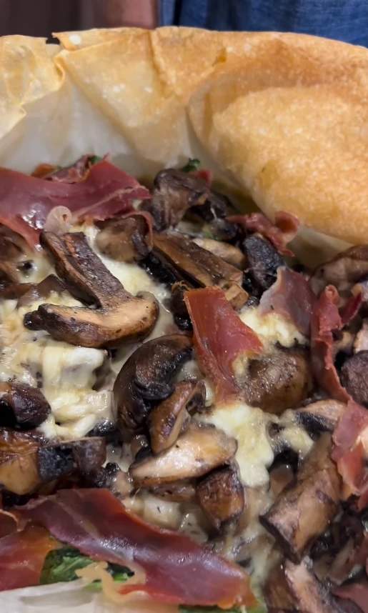 La receta de la tarta de Maru Botana de jamón crudo, burrata y portobello súper rica y fácil de hacer