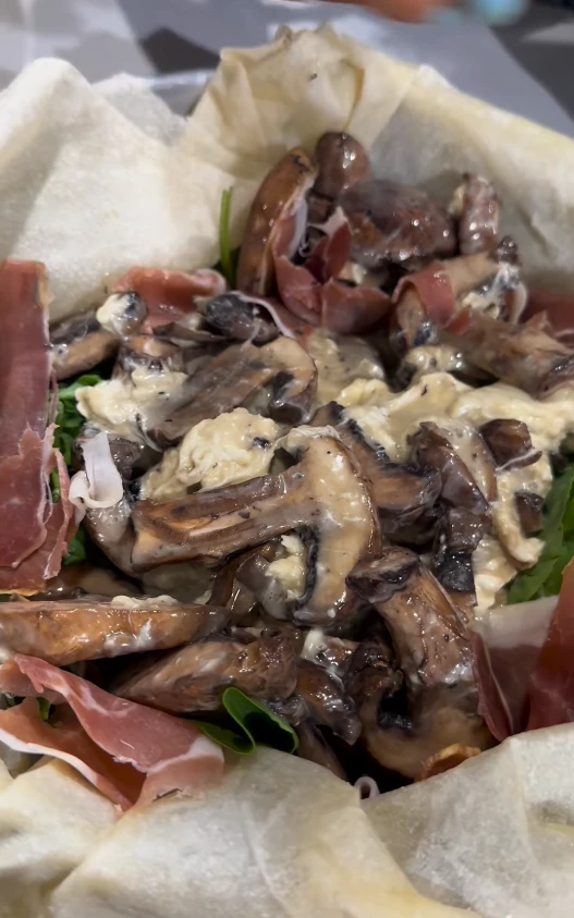 La receta de la tarta de Maru Botana de jamón crudo, burrata y portobello súper rica y fácil de hacer