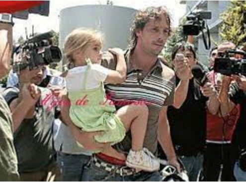 Gonzalo Valenzuela con Ámbar de Benedictis en brazos. 