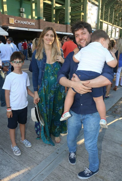 Guido y Soledad con Romeo y Benjamín, antes del nacimiento de Helena.