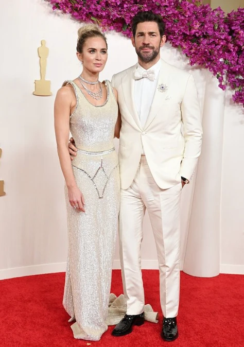 Emily Blunt by Schiaparelli, con John Krasinsky