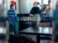 Margot Robbie llegando al aeropuerto de Rawson, Chubut. Foto Twitter.