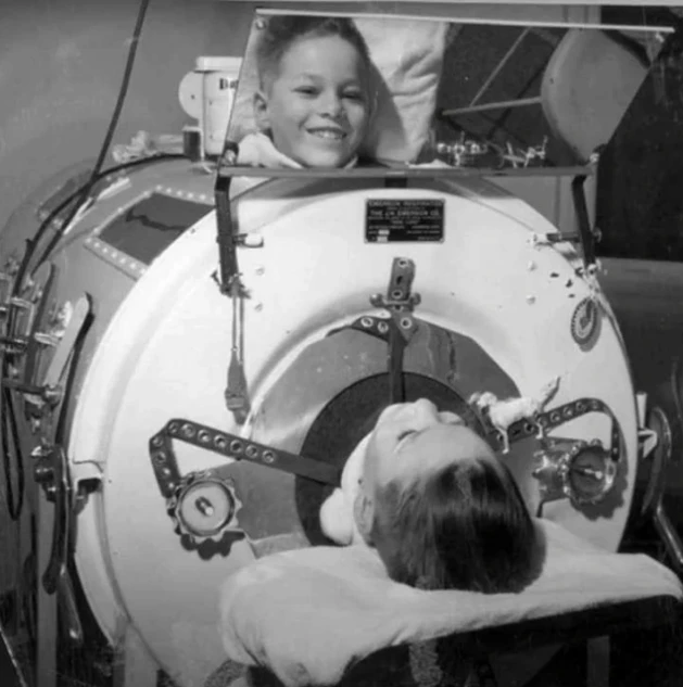 Paul Alexander cuando era niño: contrajo poliomielitis a los 6 años.