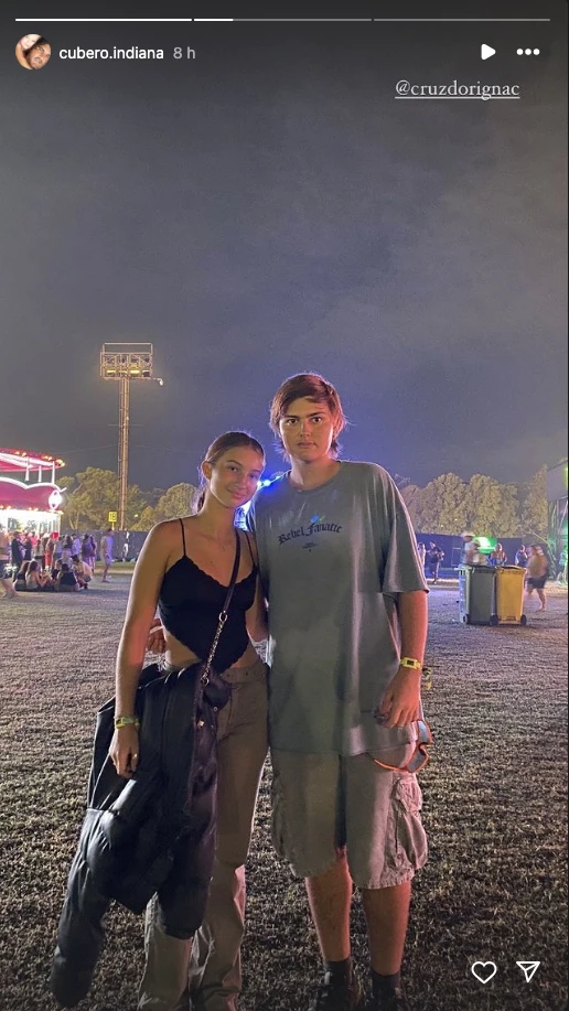 Indiana Cubero con un amigo en el Lollapalooza