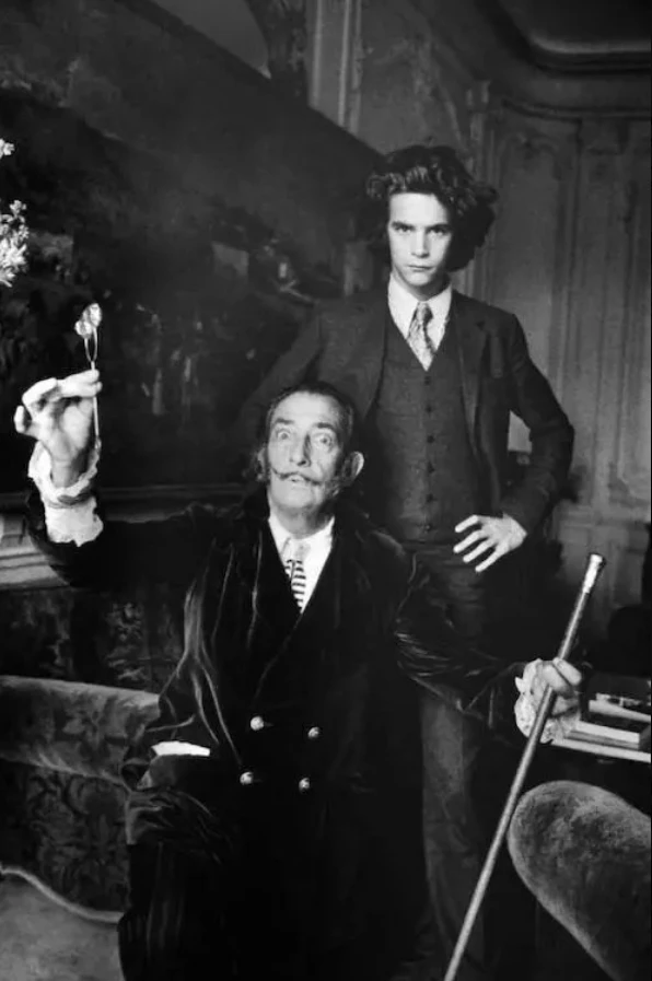Francois-Marie Banier es un fotógrafo francés de 71 años: sería el amante de Cholmondeley. En la foto, en su juventud posando con Salvador Dalí